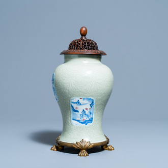 Un vase en porcelaine de Chine céladon monochrome à décor incisé et aux panneaux en bleu, blanc et rouge de cuivre, Kangxi