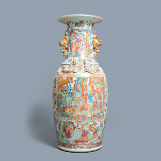 Un grand vase en porcelaine de Chine famille rose de Canton, 19ème