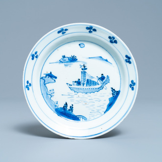 Une coupe en porcelaine de Chine en bleu et blanc à décor d'une jonque, Wanli