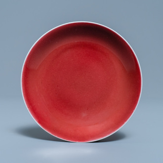 Une assiette en porcelaine de Chine langyao monochrome, marque et époque de Qianlong