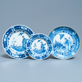 Trois assiettes en porcelaine de Chine en bleu et blanc à décor de 'Dames au Parasol' d'après Cornelis Pronk, Qianlong