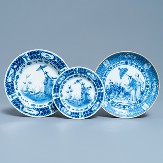 Drie Chinese blauw-witte borden met 'Parasoldames' naar Cornelis Pronk, Qianlong