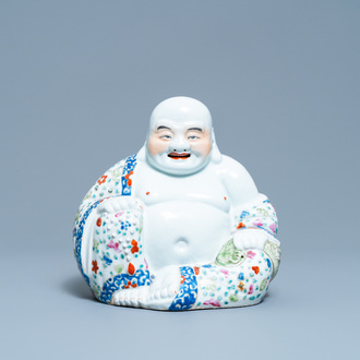 Une figure de Bouddha en porcelaine de Chine famille rose, 19/20ème