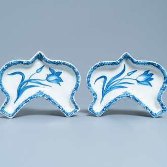 Une paire de coupes en faïence de Delft en bleu et blanc à décor d'une fleur d'oeillet, 18ème