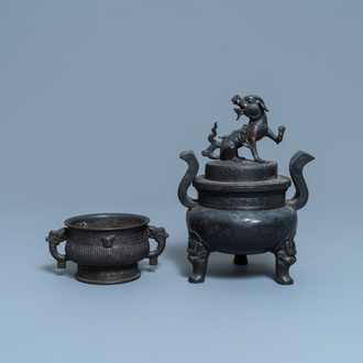 Twee Chinese bronzen wierookbranders, Qing