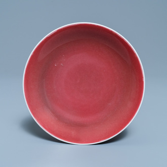 Une assiette en porcelaine de Chine rouge de cuivre monochrome, marque et époque de Qianlong