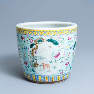 Une jardinière en porcelaine de Chine famille rose, 19ème