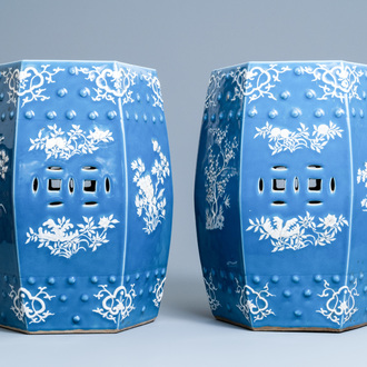 Une paire de tabourets de forme hexagonale en porcelaine de Chine, 19ème
