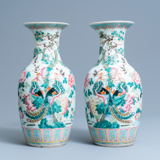Une paire de vases en porcelaine de Chine famille rose à décor de phénix, 19ème