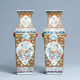Une paire de vases de forme carrée en porcelaine de Chine famille rose à fond brun, 19ème