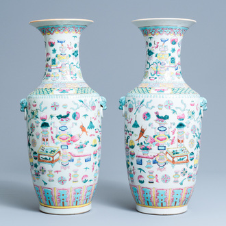 Een paar Chinese famille rose vazen met decor van antiquiteiten, 19e eeuw