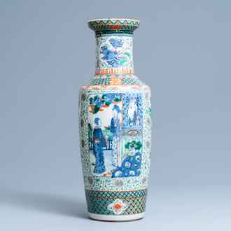 Un vase de forme rouleau en porcelaine de Chine famille verte, 19ème