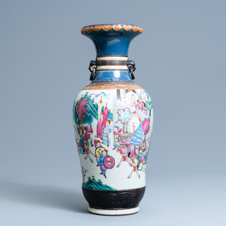 Un vase en porcelaine de Chine famille rose dite 'de Nankin' à décor de guerriers, Chine, 19ème