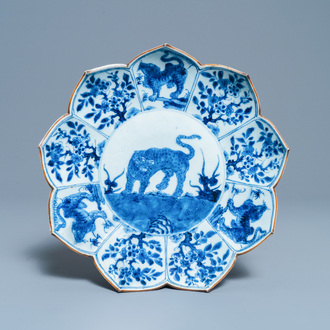 Un rare plat en forme de lotus en porcelaine de Chine en bleu et blanc à décor d'un léopard, Kangxi