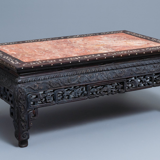 Une table basse en bois incrusté de nacre à tablette en marbre, Chine, 19ème