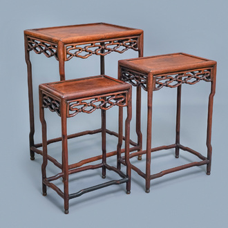 Trois tables gigognes en bois sculpté, Chine, 19ème
