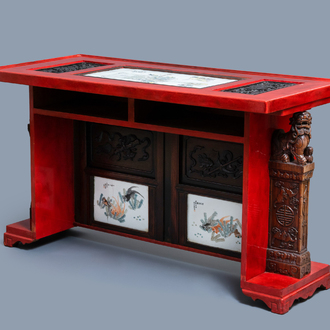 Een Chinese qianjiang cai plaquette in houten tafel gemonteerd, 19/20e eeuw