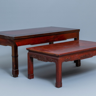 Deux tables 'kang' de forme rectangulaire en bois sculpté, Chine, 19/20ème