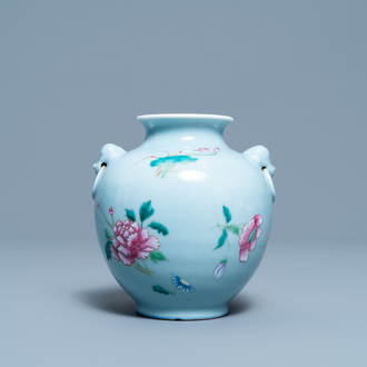 Un vase en porcelaine de Chine famille rose à fond bleu de lavande, marque de Yongzheng, 19/20ème