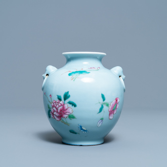 Een Chinese famille rose vaas met lavendelblauwe fondkleur, Yongzheng merk, 19/20e eeuw