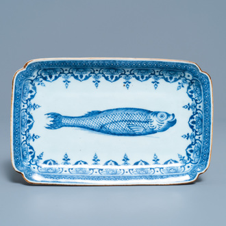 Une coupe de forme rectangulaire en porcelaine de Chine en bleu et blanc à décor d'un hareng, Qianlong