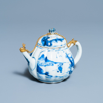Une théière couverte en porcelaine de Chine en bleu et blanc à monture dorée, Kangxi
