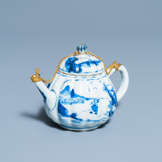 Een Chinese blauw-witte theepot met vergulde montuur, Kangxi