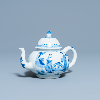 Een Chinese blauw-witte theepot met verfijnd decor van Lange Lijzen, Jiajing merk, Kangxi