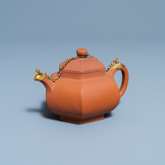 Een Chinese Yixing steengoed theepot met vergulde montuur, Kangxi