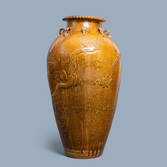 Une grande jarre de type martaban en grès émaillé brun à décor appliqué de dragons, Qing