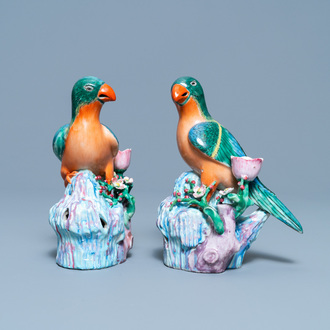 Une paire de bougeoirs en forme d'oiseaux en porcelaine de Chine famille rose, Qianlong