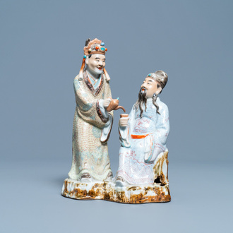 Een Chinese polychrome groep met twee theedrinkers, zegelmerk, Republiek