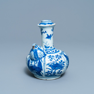 Un kendi en porcelaine de Chine en bleu et blanc, Wanli