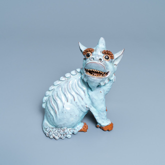 Un modèle d'un qilin en grès porcelaineux dite 'de Shiwan', 18/19ème