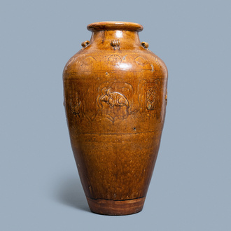 Une grande jarre de type martaban en grès émaillé brun à décor incisé et appliqué, Qing