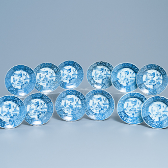 Douze assiettes en porcelaine de Chine en bleu et blanc à décor de 'La romance de la chambre de l'ouest', Qianlong