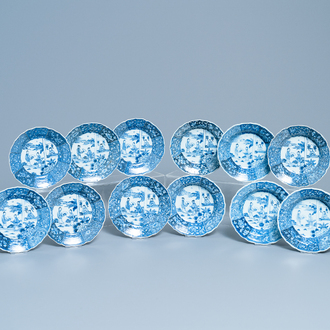 Douze assiettes en porcelaine de Chine en bleu et blanc à décor de 'La romance de la chambre de l'ouest', Qianlong