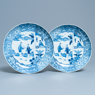 Une paire de plats en porcelaine de Chine en bleu et blanc à décor de 'La romance de la chambre de l'ouest', Qianlong