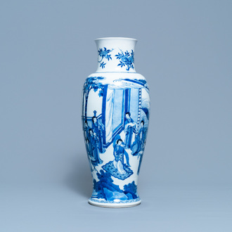 Une paire de vases en porcelaine de Chine en bleu et blanc à décor de musiciennes et de danseuses, Kangxi