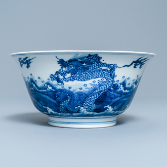 Un bol en porcelaine de Chine en bleu et blanc à décor de dragons et carpes, marque de Xuande, Kangxi