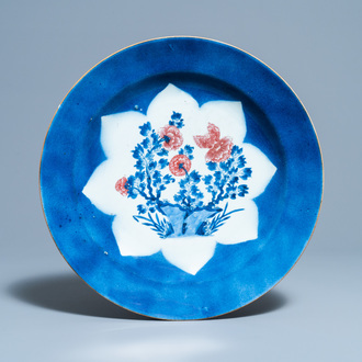 Een Chinese blauw-witte en koperrode schotel met poederblauwe fondkleur, Kangxi