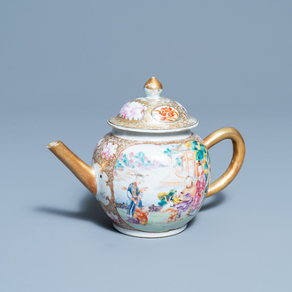 Een Chinese famille rose theepot met 'mandarijns' decor, Qianlong