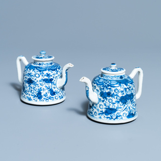 Een paar Chinese blauw-witte theepotten met deksels, Qianlong/Jiaqing