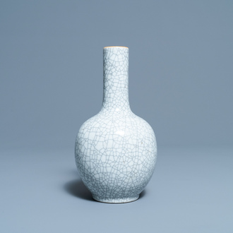 Un vase de forme bouteille en porcelaine de Chine monochrome à fond craquelé, 19ème