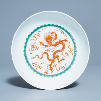 Un plat en porcelaine de Chine à décor d'un dragon en rouge de fer, Kangxi
