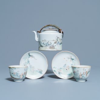 A Chinese qianjiang cai teapot and two cups and saucers, 19/20th C.