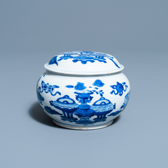 Un brûle-parfum couvert en porcelaine de Chine en bleu et blanc, Kangxi