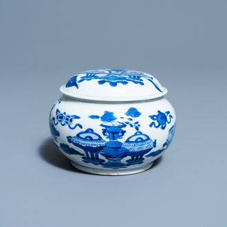 Un brûle-parfum couvert en porcelaine de Chine en bleu et blanc, Kangxi