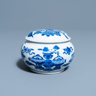 Een Chinese blauw-witte wierookbrander en deksel met antiquiteiten, Kangxi