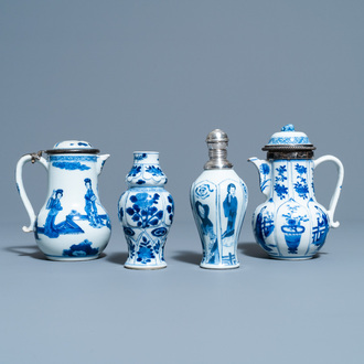 Twee Chinese blauw-witte dekselkannen en twee vaasjes, Kangxi